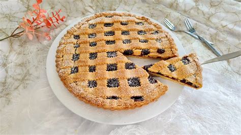 rührteig-linzer: aufgespritztes gitter über marmelade