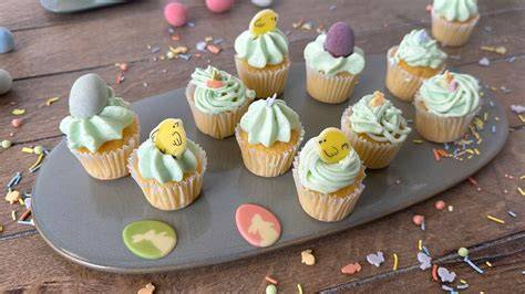 raupe aus mini-muffins mit grünem topping