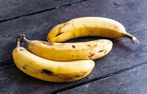 reife Bananen auf einem Backblech zur Reifung