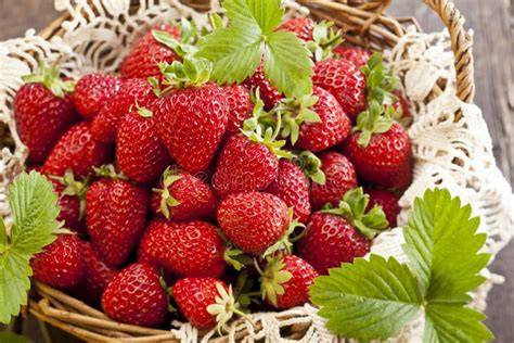 reife Erdbeeren im Korb