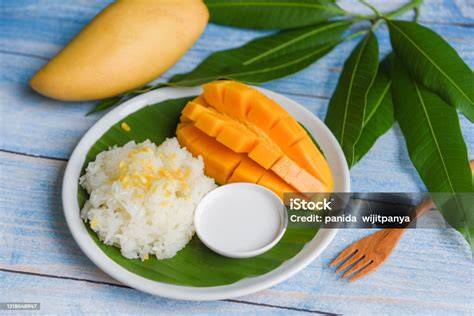 reife Mango und Kokosmilch in Schale