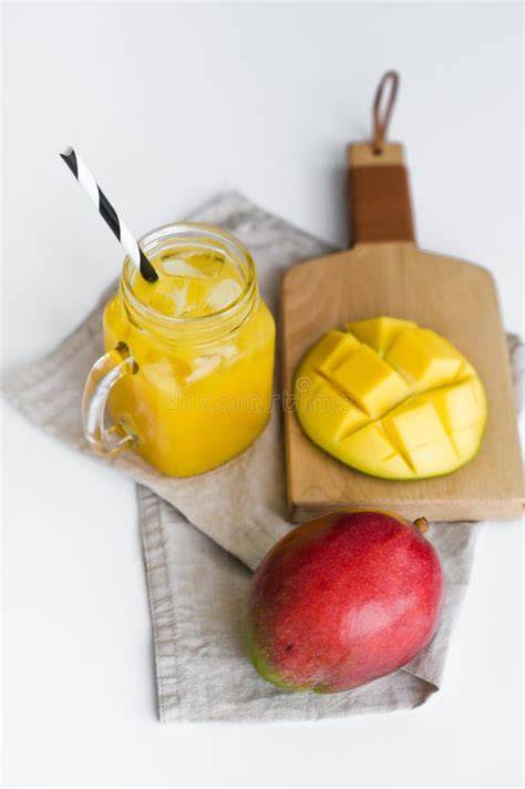 reife Mangos und Joghurt auf Schneidebrett