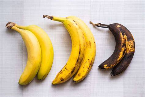 reife-banane-auf-schneidebrett