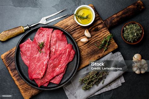 rohes Rinderfilet und Ribeye-Steaks auf Holzbrett