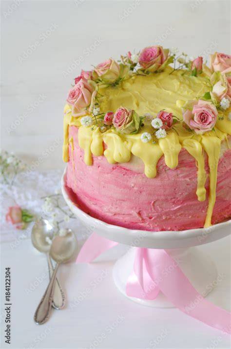 rosa Torte mit frischer Erdbeer- und Himbeerdeko