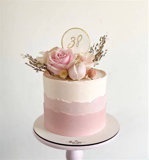 rosa eingestrichene Torte mit Rosenspitzen