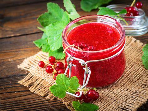 rote Johannisbeeren und Gelee im Glas, geringe Zuckermenge hervorgehoben