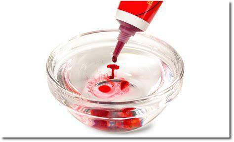 rote Lebensmittelfarbe und Puderzucker