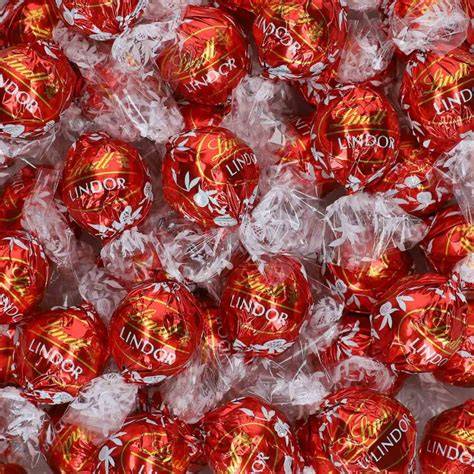 rote Lindor Kugeln im Geschenkbeutel