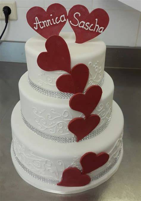 rote Satinbänder und Royal Icing Verzierung an Torte