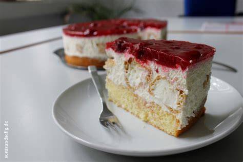 rote grütze torte in der anschnittansicht