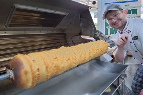rotierende Walze und Schichtenaufbau Baumkuchen