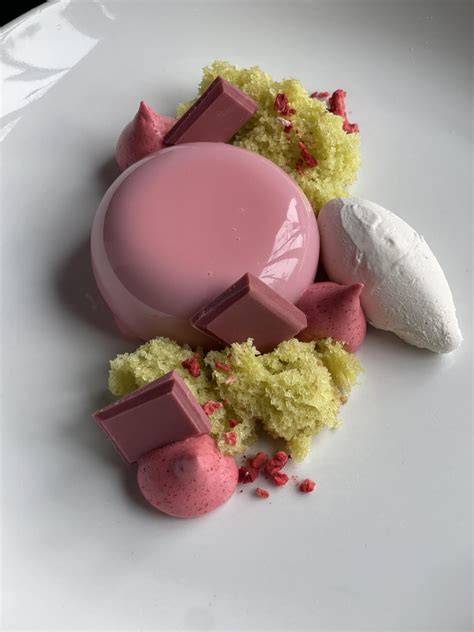ruby-schokoladen-desserts-und-sweets-auf-einem-teller