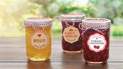 runde und rechteckige Marmeladenetiketten auf Gläsern