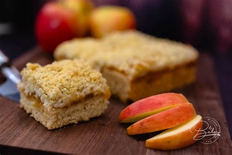 rustikale szene: äpfel, mürbeteig, streusel, holzbrett, herbstliche stimmung