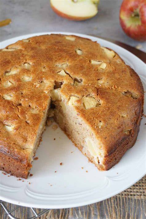 rustikaler apfelkuchen ohne zucker auf holzbrett, äpfel, dattelmus, haferflocken