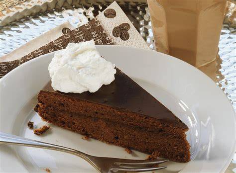 sachertorte stueck mit karamell