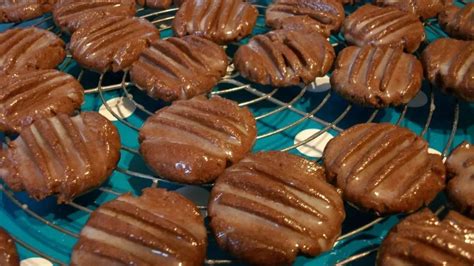 saftige schokotortenböden frisch gebacken auf einem kuchengitter