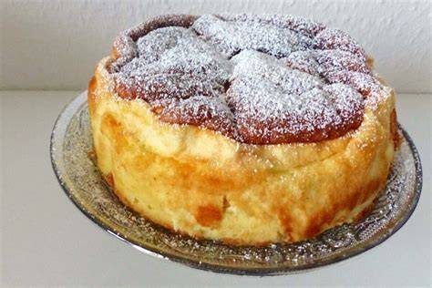 saftiger Joghurtkuchen auf Teller