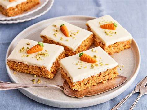 saftiger Karottenkuchen frisch aus dem Ofen auf dem Blech