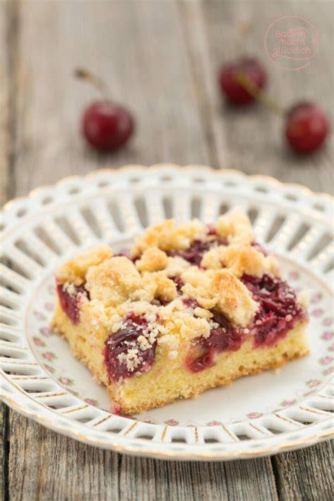 saftiger Kirschkuchen auf Kaffeetafel