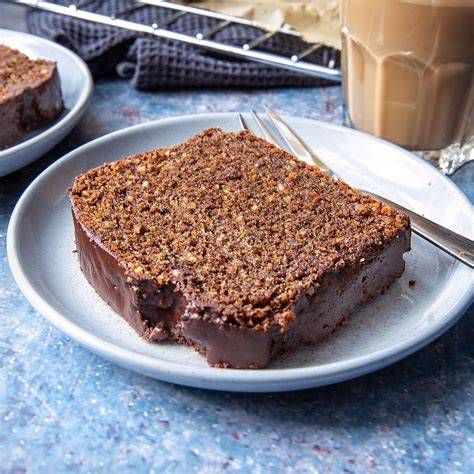 saftiger Schoko-Nuss-Kuchen mit Becher und Zutaten
