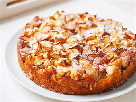 saftiger joghurt-birnen-kuchen mit haselnüssen
