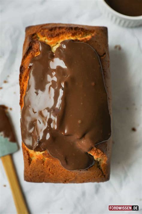saftiger kuchen mit öl gebacken stück auf teller
