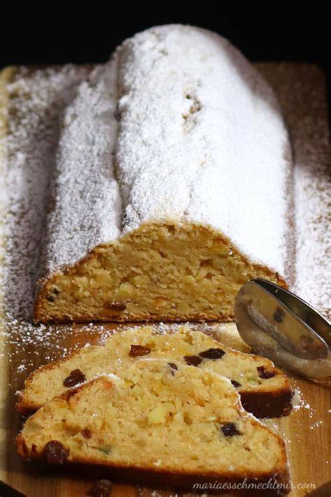 saftiger marzipan-quarkstollen, scheiben und ganze laibe, weihnachtliche kulisse