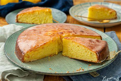saftiger rührkuchen in springform frisch gebacken