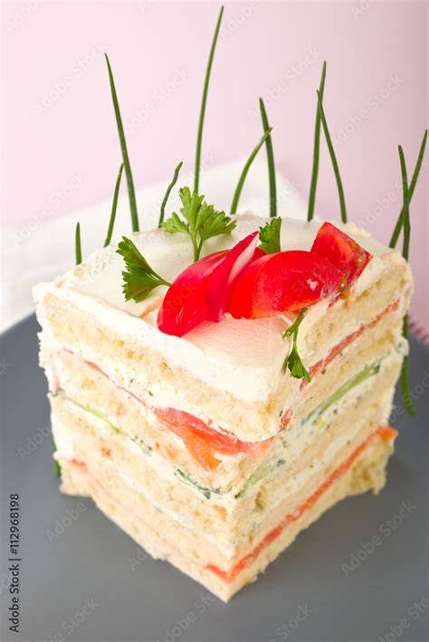sandwichtorte, dekoriert mit eiern und radieschen
