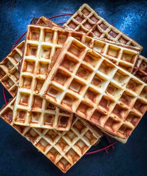 schön goldene, frisch gebackene Waffeln auf einem Kuchengitter