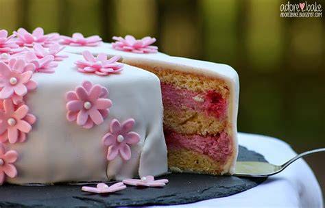 schöne Fondant-Torte mit Kindergeburtstags-Motiv