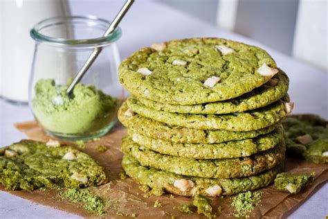 schüssel mit weißer Schokolade und Matcha
