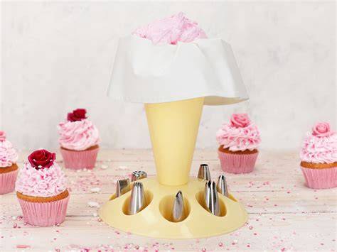 schüssel royal icing mit spritzbeutel daneben