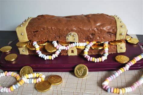 schatztruhe kuchen auf partybuffet mit piratendeko