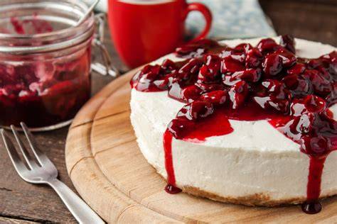 scheibe cotton cheesecake mit puderzucker und kirschsauce