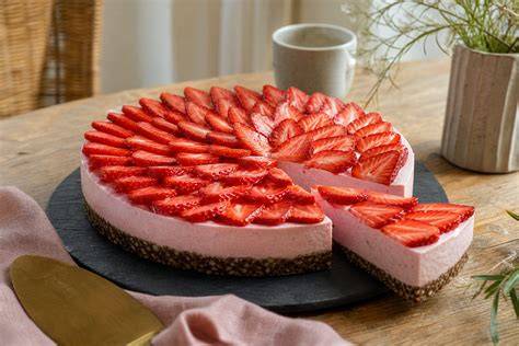 scheibe vegane erdbeer-kokos-torte angeschnitten