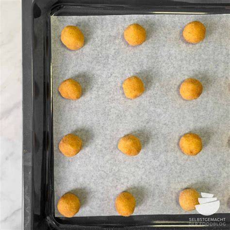 schema: abstände auf dem backblech, größenvergleich teigkugel und flachgedrückter cookie