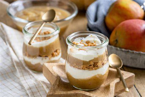 schichtdessert im glas mit birnen und joghurt