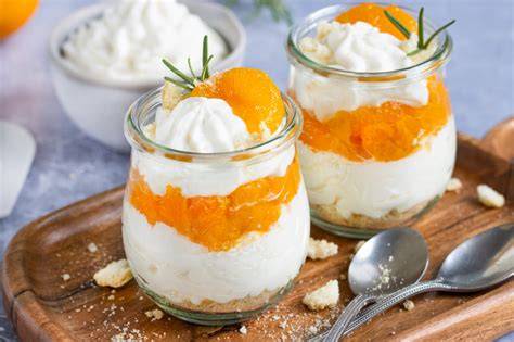 schichtdesserts: cremige quarkcreme mit frucht und toppings