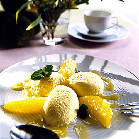 schichtgläser mit orangenmousse, schokoraspeln und minze-dekor