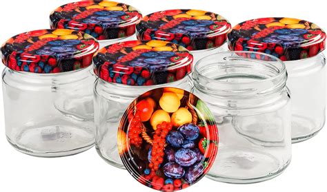 schick gestaltete Marmeladengläser verschiedener Sorten