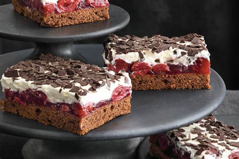 schlicht dekorierte Trauer-Torte und klassische Blechkuchen