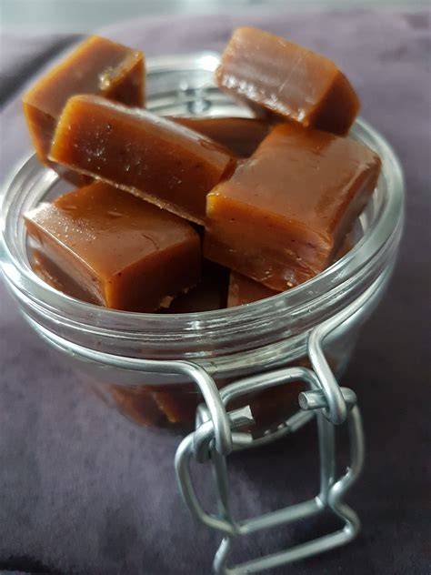 schmelzende Karamellbonbons in Butter
