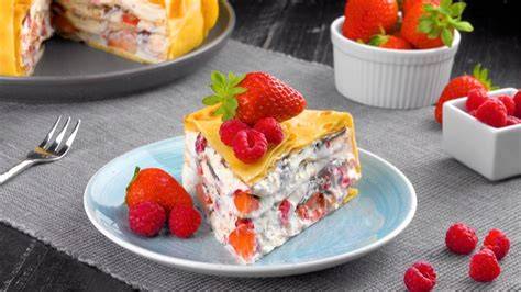 schneebittchenkuchen mit cremefüllung und beeren aufgeschnitten