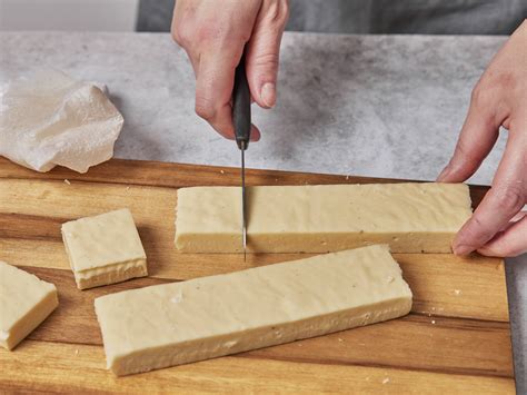 schneiden von fudge würfeln mit geöltem messer