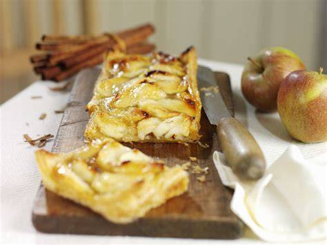 schneller Apfelkuchen mit Blätterteig frisch gebacken auf einem Blech