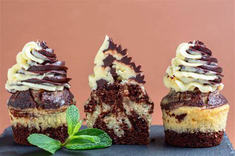 schoko cupcakes mit vanille frosting, dekoration auf cupcakes