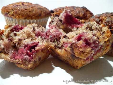 schoko nuss muffins mit kirschen auf einem Servierteller